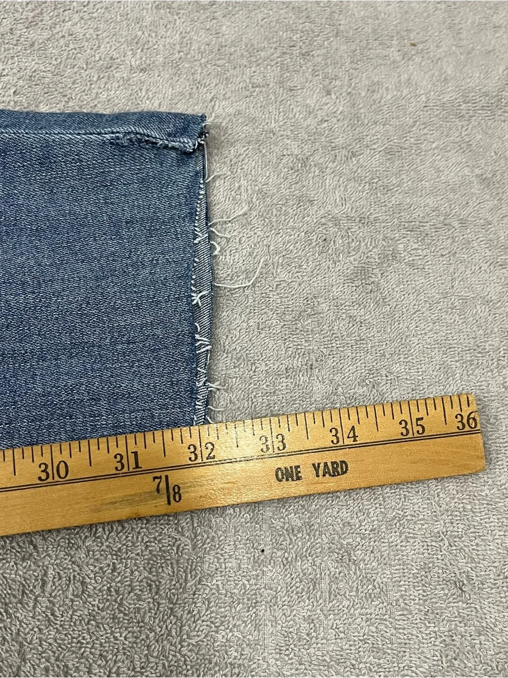 NWT Men’s Diesel 1983-09C01 Light Wash Denim Size 34x32 Raw Hem W/ Defect (Read)